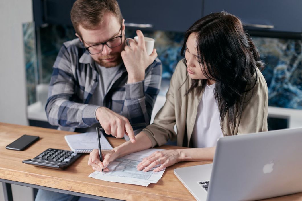 Quels sont les frais bancaires et comment les éviter ?